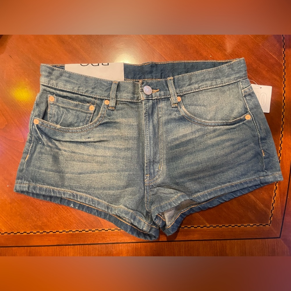 NEW WJTH TAGS Urban Outfitters BDG Essential Short Mid Rise Jean Shorts Size 28
